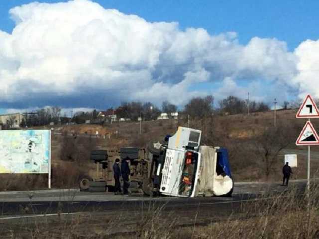 КамАЗ с удобрениями перевернулся и заблокировал движение по трассе Одесса — Рени