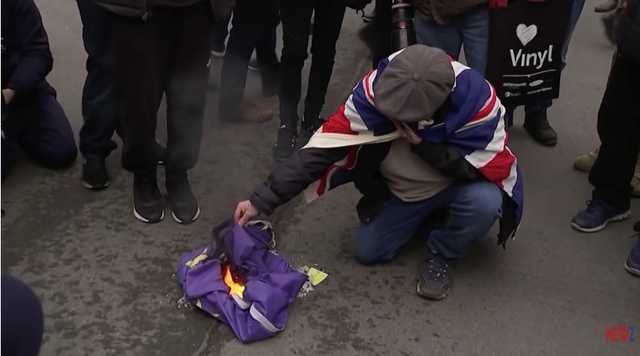 Прощавай, ЄС. У центрі Лондона спалили прапор ЄС