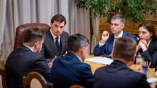 Гончарук поручил организовать эвакуацию граждан Украины из Китая