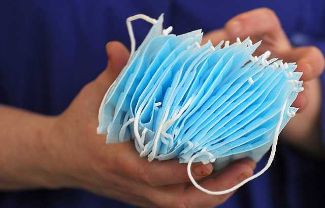 В России из аптек исчезают медицинские маски