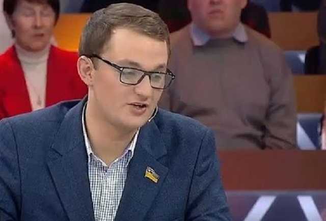 «Долбо@б»: «слуга народа» Лерос о совете коллеги Брагара продать собаку для оплаты коммуналки