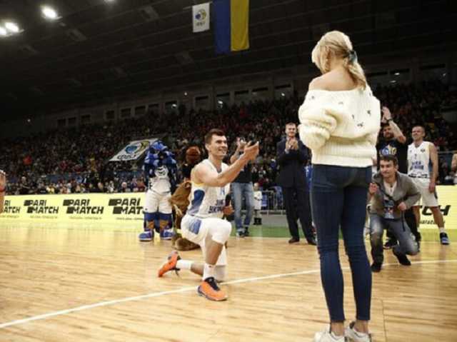 Известный украинский баскетболист поразил возлюбленную во время матча в Киеве
