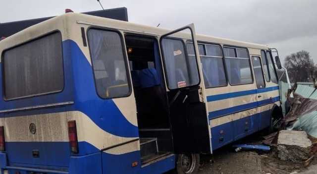 Дети выпадали на ходу: водитель школьного автобуса умер во время рейса