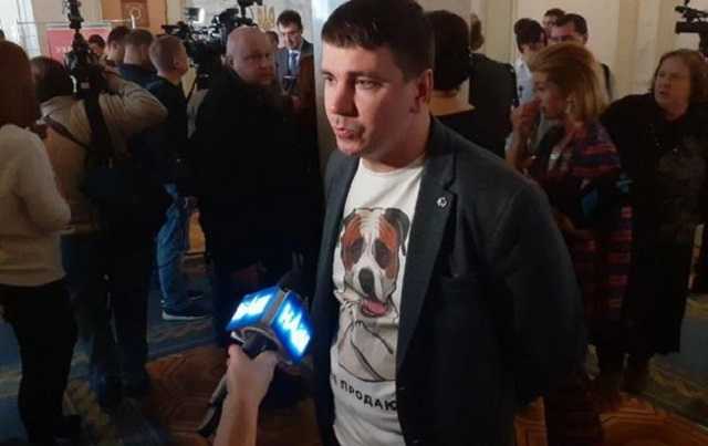 Исключенный “слуга народа” пришел в Раду в футболке с собакой