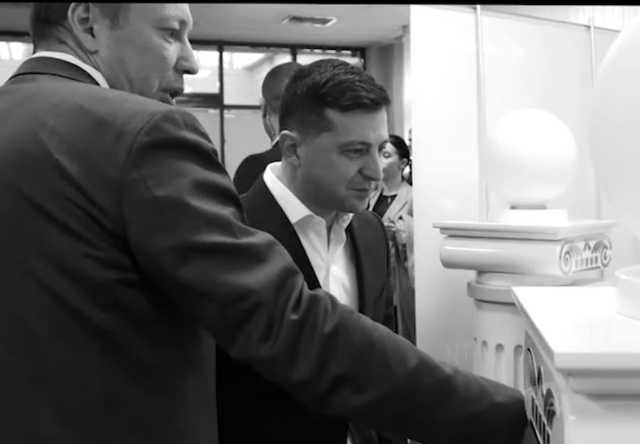 Черно-белый и с музыкой: Зеленский выпустил ролик о дешевых кредитах