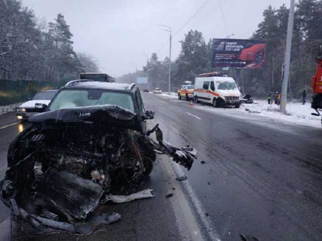 В жуткой аварии на Столичном шоссе в Киеве погиб водитель