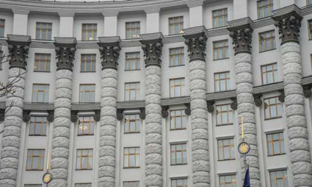 Кабмин урезал зарплаты и премии топ-чиновникам