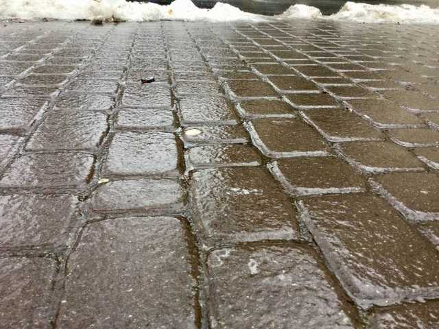 Cнігові завали і ожеледиця: рятувальники попередили про небезпеку