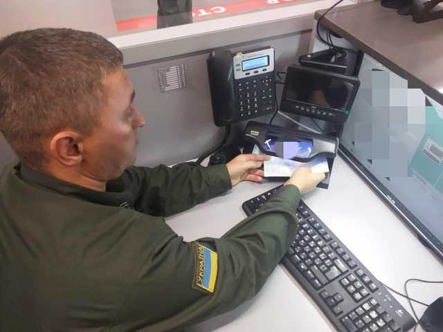 Украинец пытался выехать в Польшу по паспорту брата-близнеца