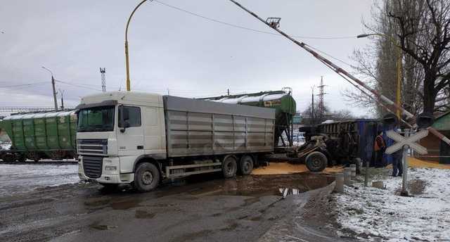 В Николаеве поезд протаранил грузовик-зерновоз
