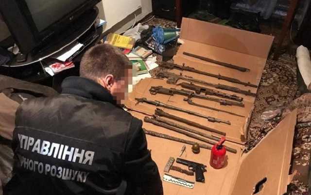 На Донбассе в квартире сепаратиста "ЛНР" нашли оружие
