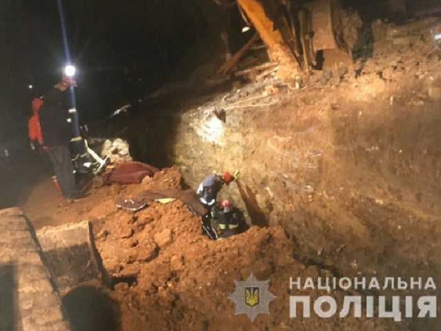 Трагедия в Тернополе: рабочих засыпало землей на стройке