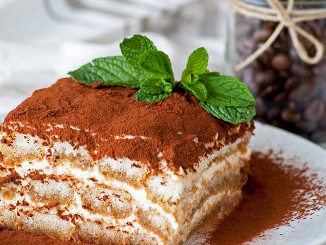 Ели тирамису: в Ужгороде после застолья госпитализированы три человека