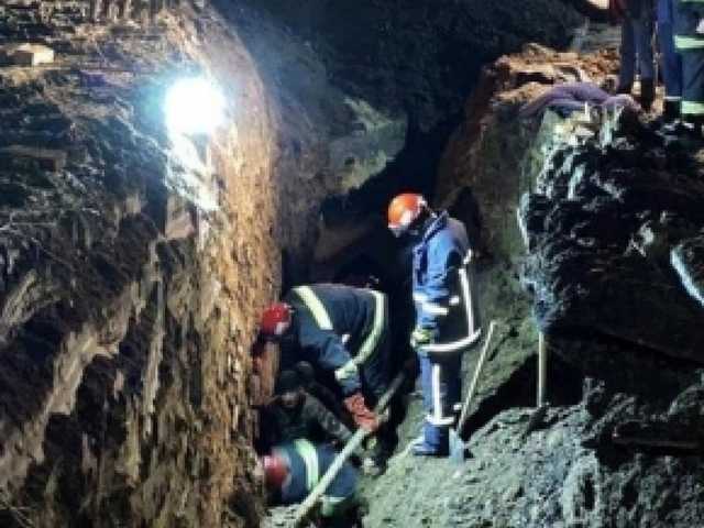 В Тернополе в траншее двоих рабочих завалило грунтом