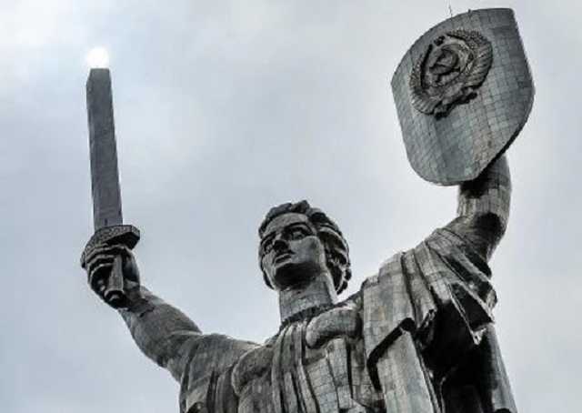 Директор Института нацпамяти: Герб СССР с памятника «Родина-мать» надо демонтировать