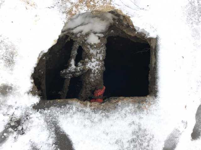 В Одессе женщина с детской коляской провалилась в трехметровую яму