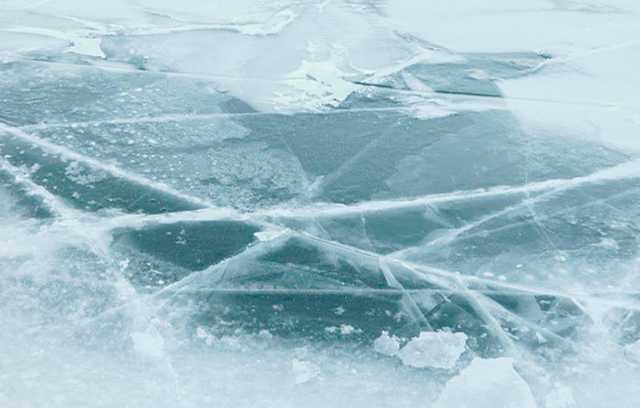 На Львовщине четверо рыбаков провалились под лед, есть погибший