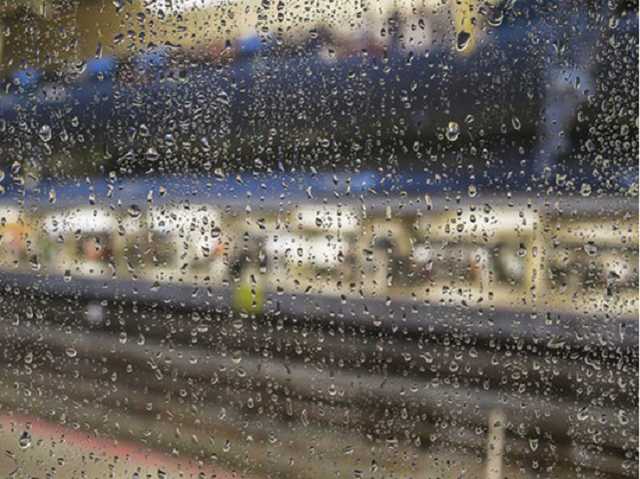 Лило как из ведра: "Укрзалізниця" впечатлила вагоном электрички с дырявым потолком