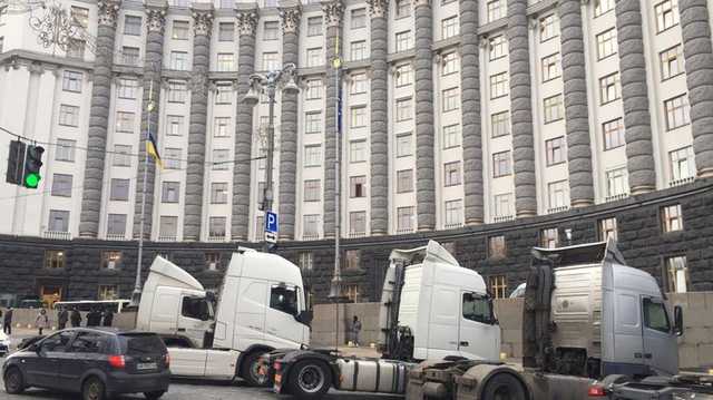Перевозчики пригнали фуры под Кабмин и требуют отставки министра инфраструктуры
