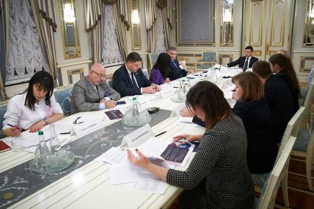 Зеленский поручил мотивировать молодежь с оккупированных территорий сохранять украинское гражданство