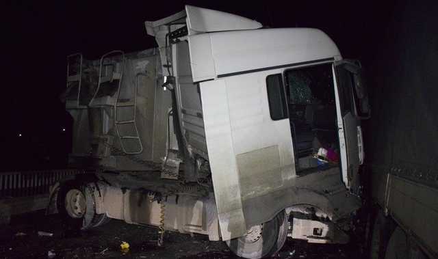 На мосту под Николаевом столкнулись две фуры, есть погибший