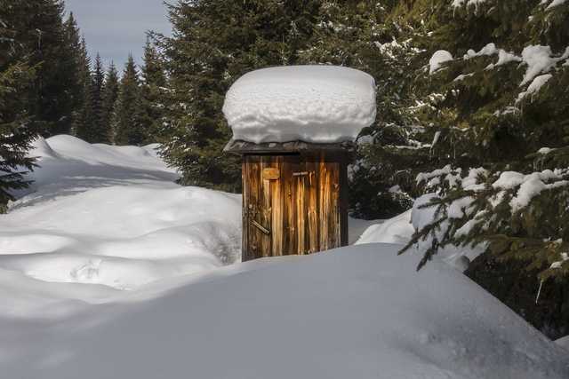 17-летняя школьница при родах утопила ребенка в уличном туалете