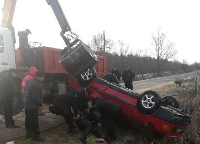 На Львовщине в водоеме нашли авто с четырьмя телами