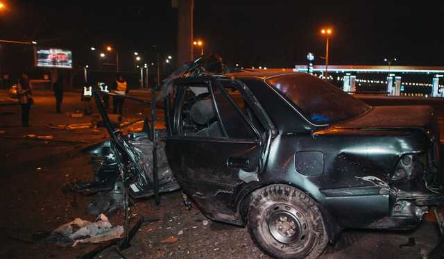 В Днепре Toyota влетела в столб: водитель погиб