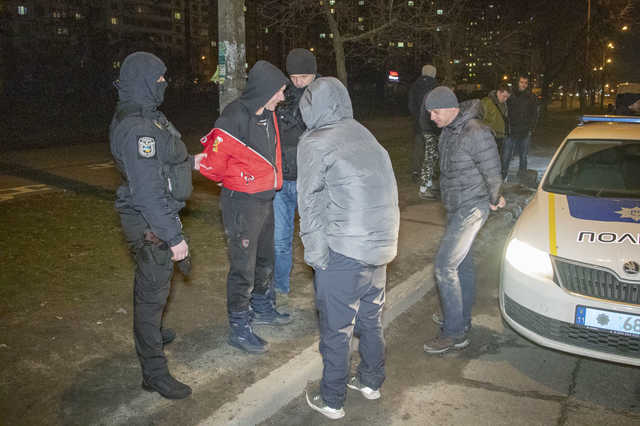 В Киеве двое мужчин целовались перед полицейскими и угрожали их расстрелять