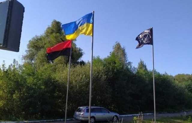 На Житомирщині зникли прапори із меморіалу героїв війни
