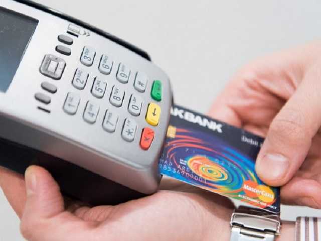 Будут ли облагать налогом деньги на карточках: налоговики сделали важное заявление