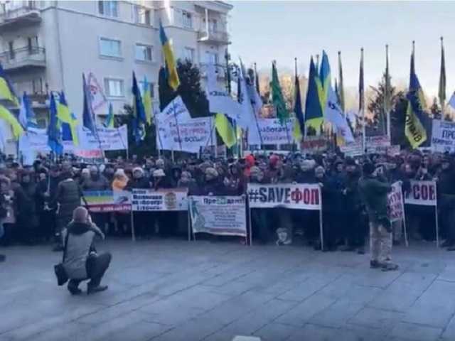 В Киеве под офисом Зеленского протестуют журналисты и предприниматели