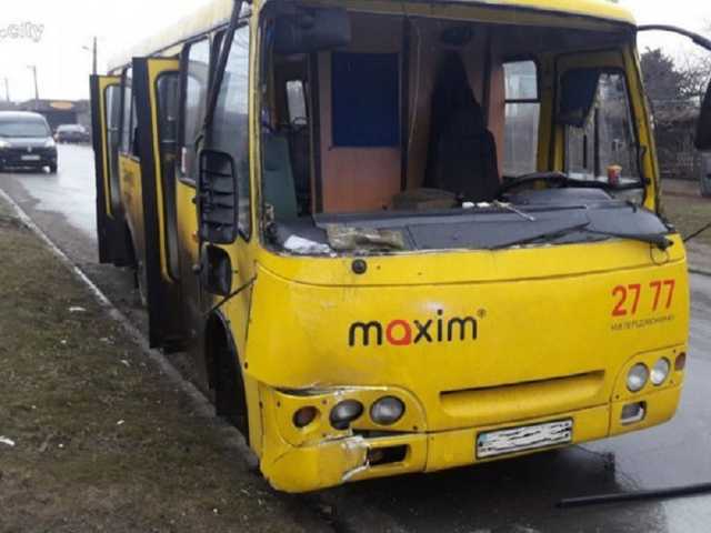 Маршрутка снесла остановку с людьми: фото и видео страшной аварии в Мариуполе