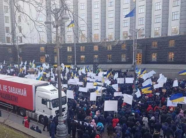 В правительственном квартале проходят массовые митинги: что требуют протестующие