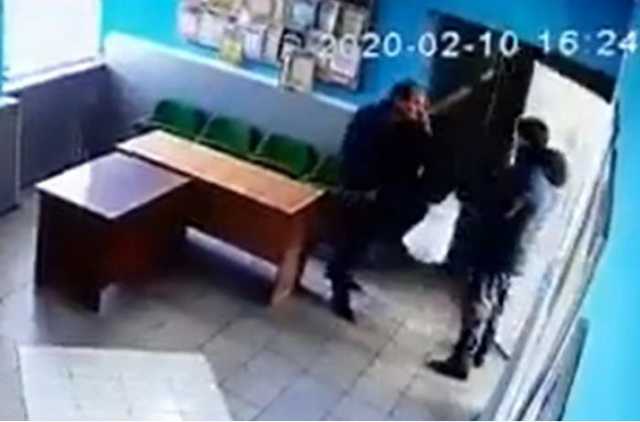 Под Одессой депутат пнул ногой и ударил по лицу юриста мэрии