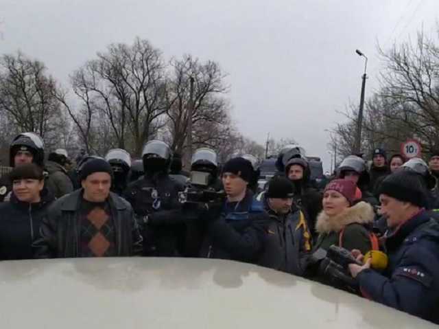 «БТР раздавил машину»: появились свежие видео бунта в Новых Санжарах