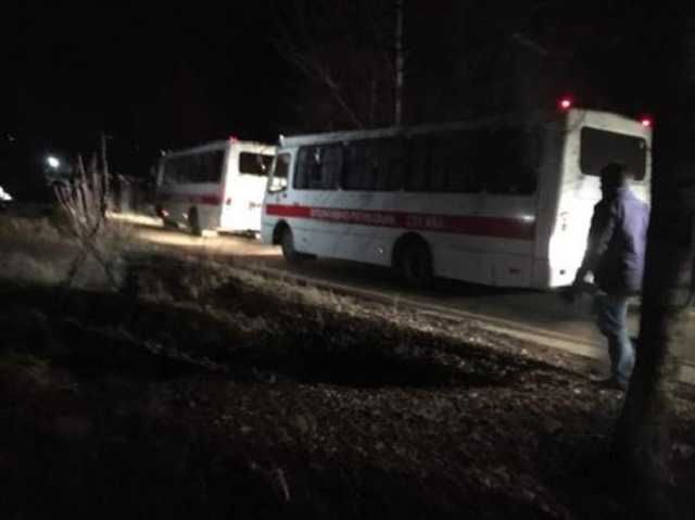 Местные жители Новых Санжар забросали камнями автобусы с эвакуированными из Уханя