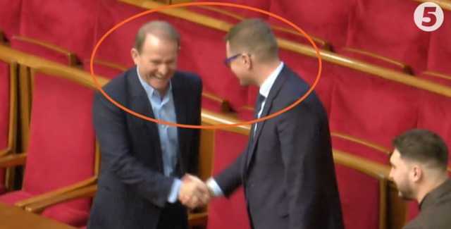 Медведчук пояснив радісне рукостискання з головою СБУ Бакановим