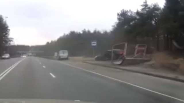 На видео попал момент голливудского ДТП под Вышгородом, где легковушка снесла остановку