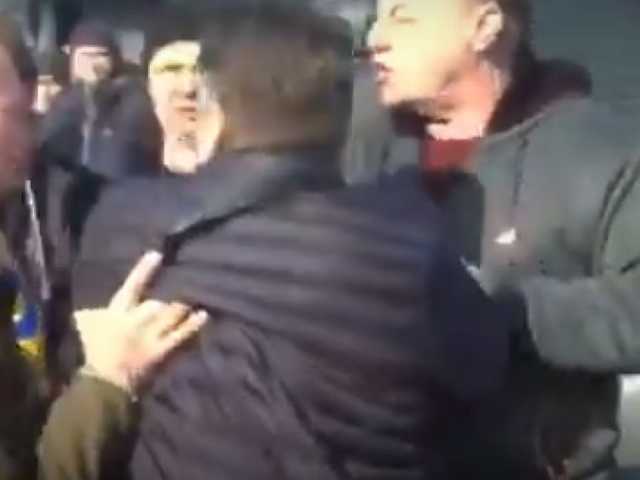 В Николаевской области автомобилист прямо на дороге подрался с митингующими