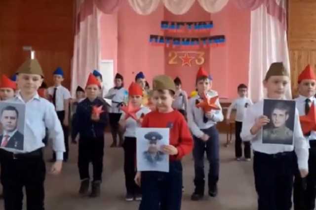 Детей в "ДНР" заставили маршировать с портретами "Гиви": появилось видео