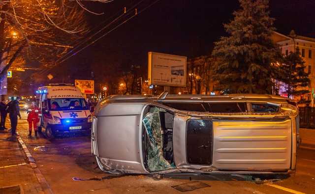 В Днепре Toyota столкнулась с Lexus и перевернулась