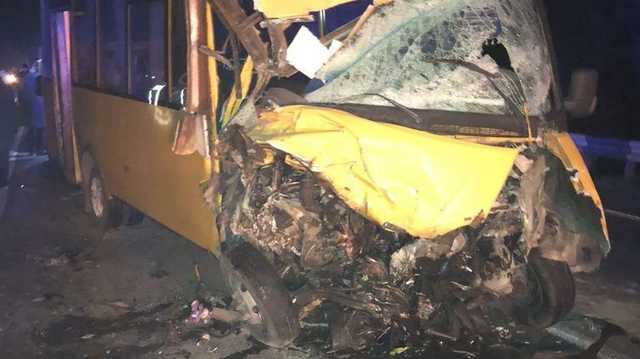 Под Николаевом микроавтобус влетел в грузовик, пострадали 10 человек