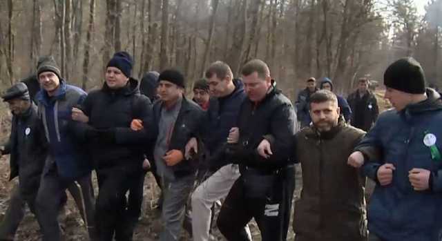 Селяне под Киевом расчистили дорогу, которую ограничили после строительства элитных домов