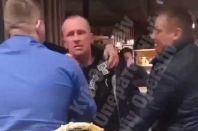 "Россия, вперед!" В киевском ТРЦ засветился пьяный фанат Кремля