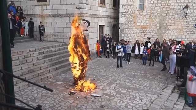 У Хорватії натовп спалив "скульптуру" одностатевої сім’ї