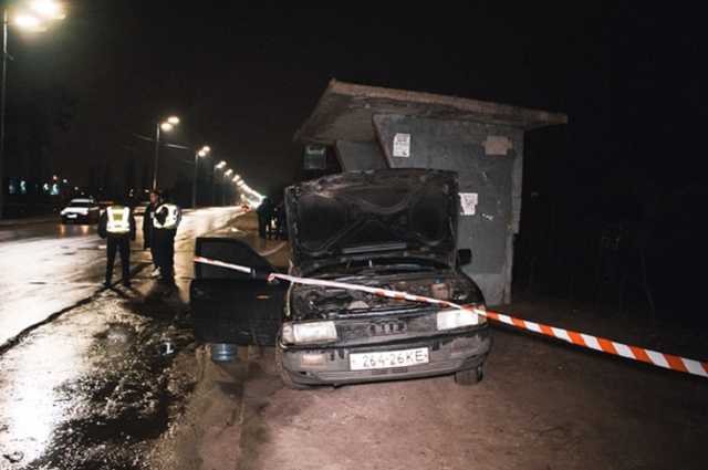 У Києві зіткнулися два авто, одне відкинуло в зупинку