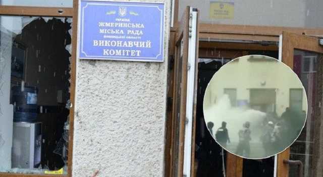 В Жмеринке у мэрии устроили жесткую массовую драку