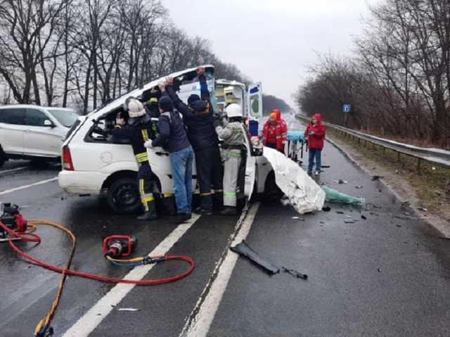 На трассе Киев — Чоп произошла страшная авария: фото и видео с места трагедии