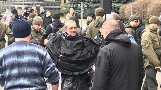 Самоподжог под Офисом президента: У Зеленского занялись земельным вопросом мужчины